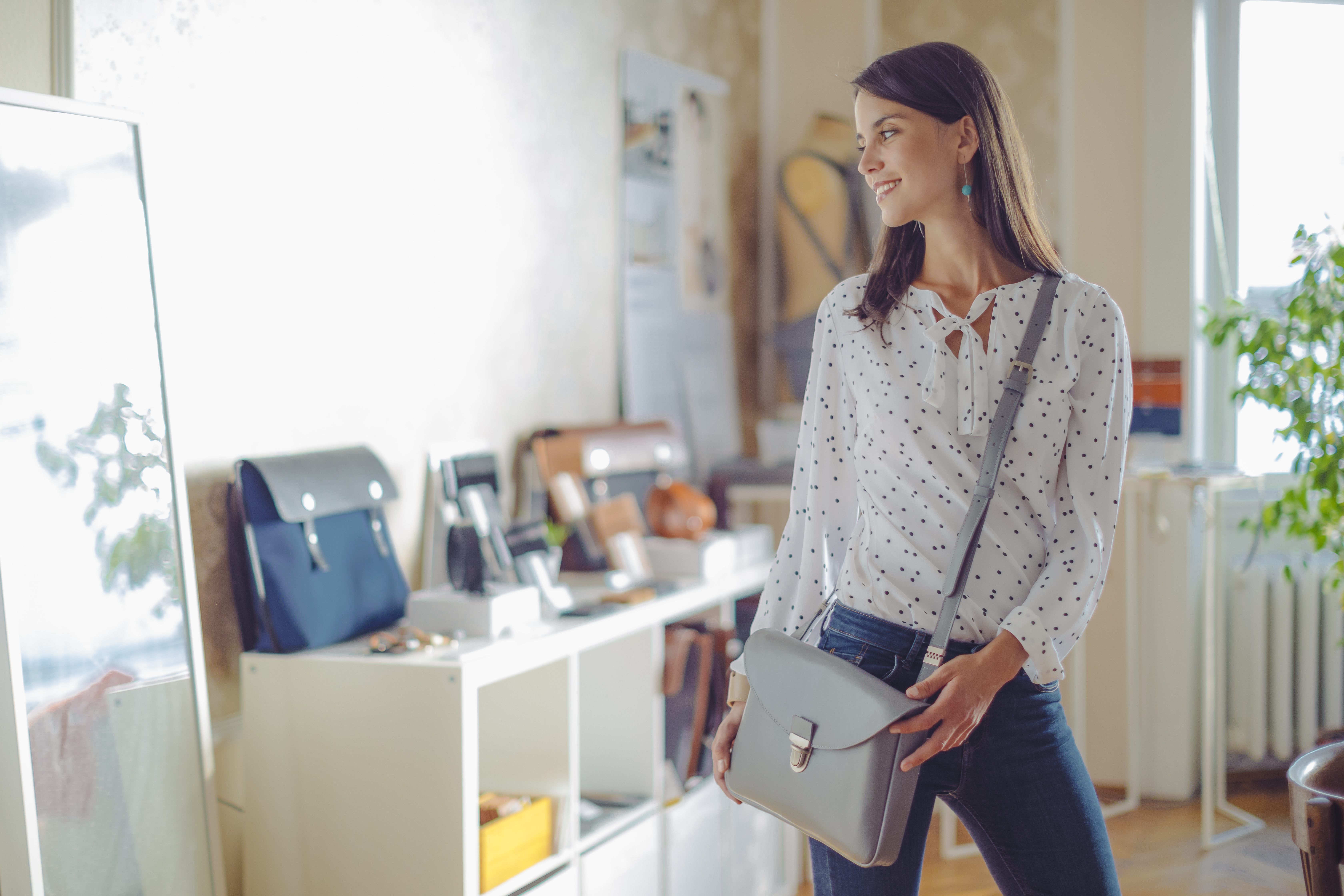 https://23800ufh.stage.cimm2.com//customerdocs/610/CATEGORY/IMG/womenshandbags.jpg
